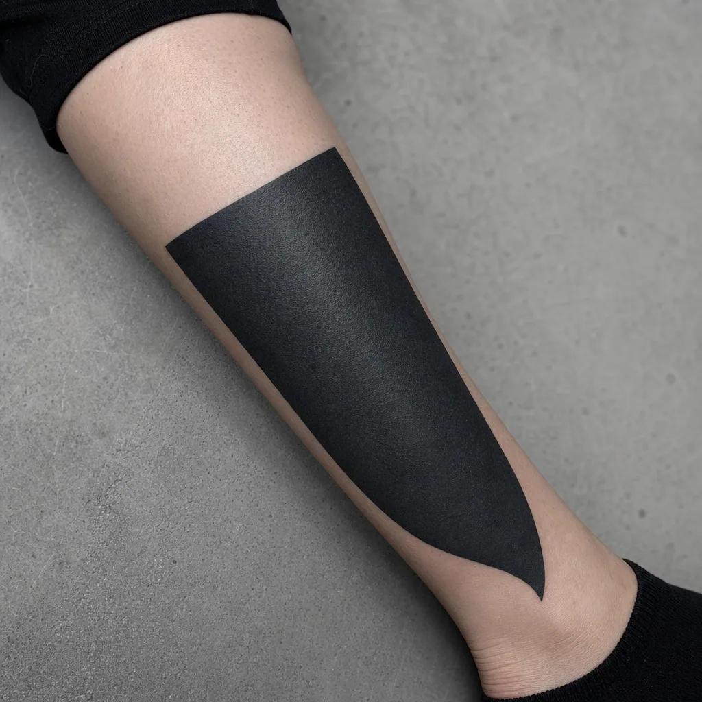 cover-up tattoo dichtes blackwork, realistic photo on skin