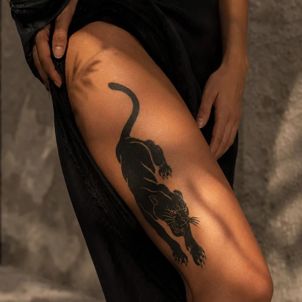 Tatouage panthère blackwork à la cuisse, zone modérément douloureuse, échelle 5 sur 10